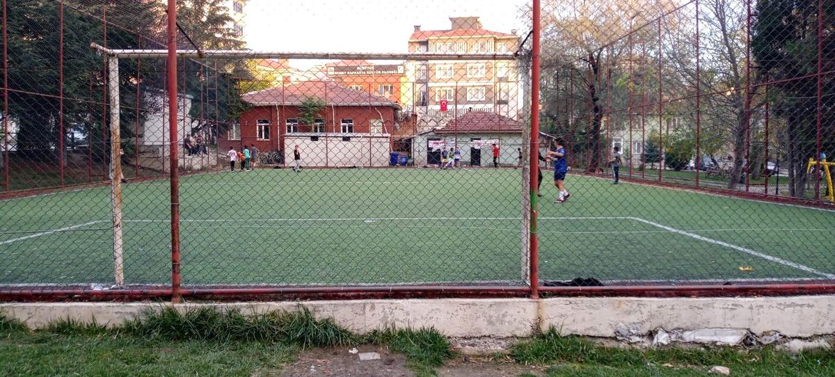 Bozüyük Belediyesi, Sentetik Saha Tel Örgülerini Tamir Etti