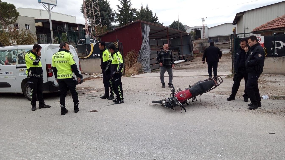 Burdur\'da motosikleti ile yol kenarındaki kamyonete çarpan sürücü yaralandı