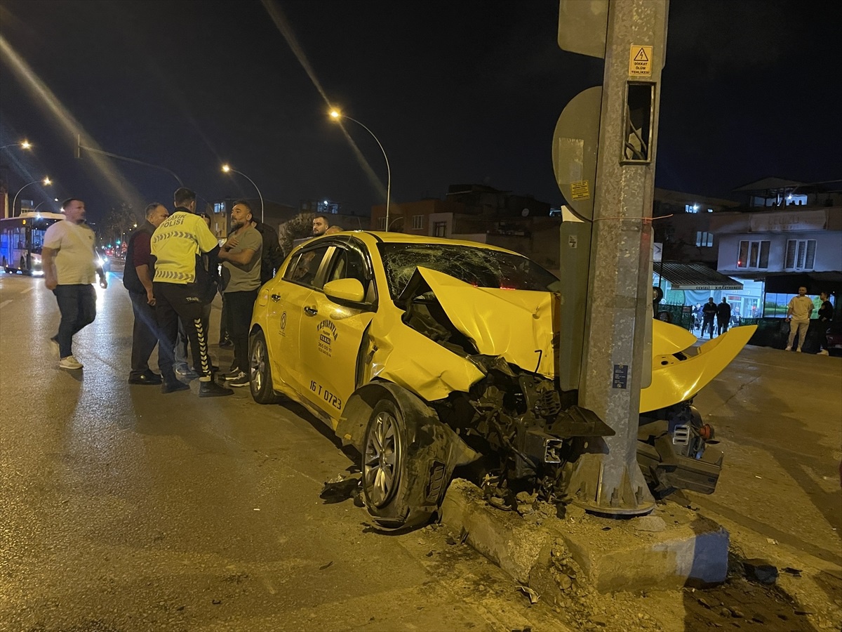 Bursa\'da taksi ile motosiklet çarpışması: 6 yaralı