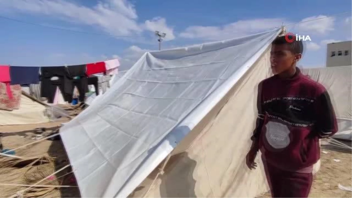 Çadır kampında kalan Filistinli kadın: \'Nöbetleşe uyuyoruz\'