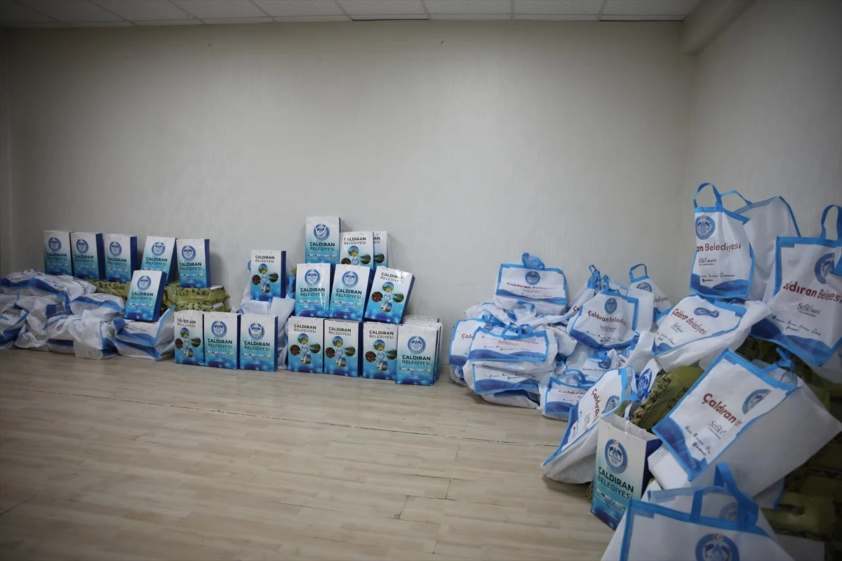 Van\'ın Çaldıran Belediyesi 400 öğrenciye 3 bin kitap dağıttı