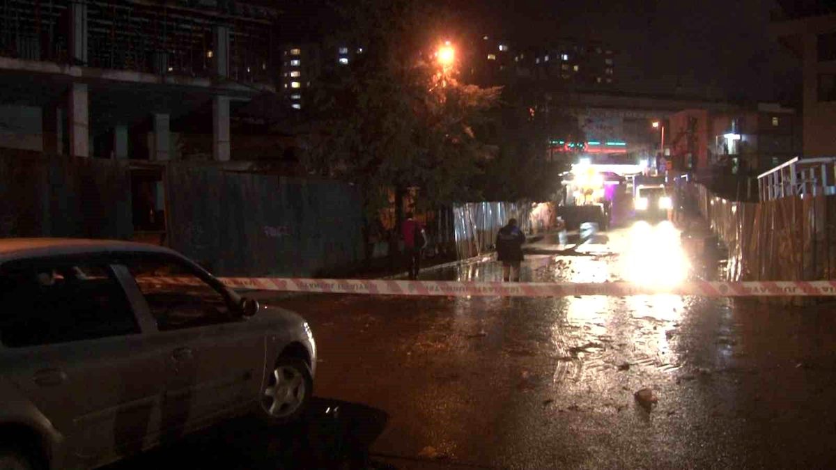 Çekmeköy\'de aşırı yağış nedeniyle iki araç mahsur kaldı