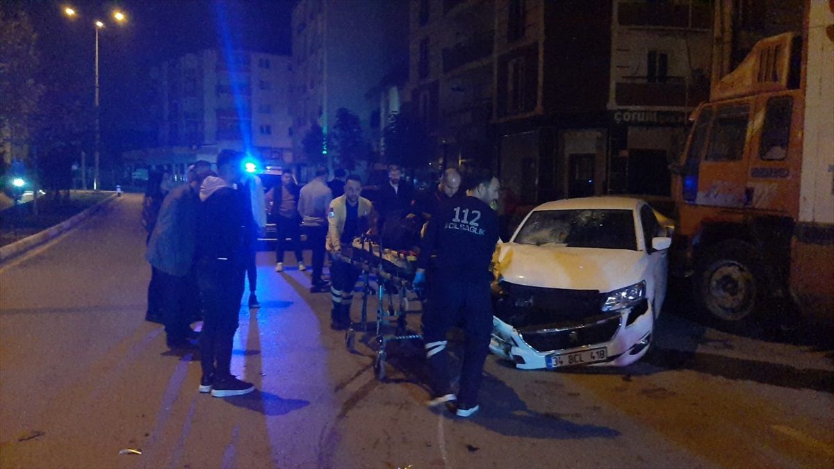 Çorum\'da park halindeki 3 araca çarpan aracın sürücüsü yaralandı