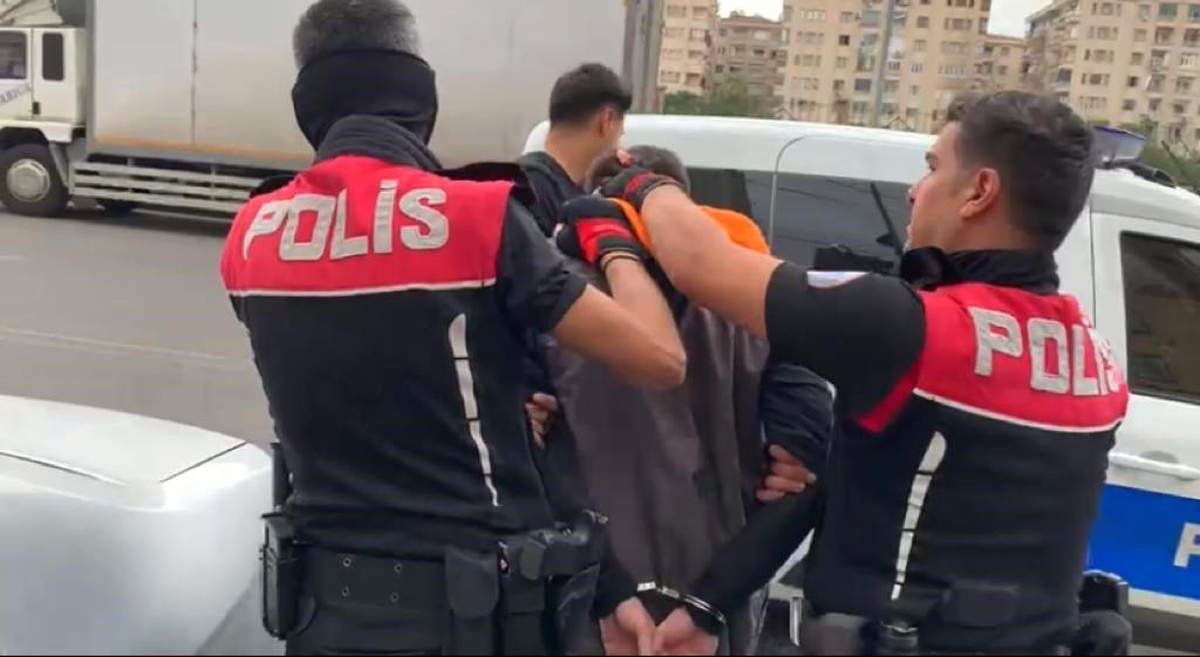 Diyarbakır\'da Polis Operasyonunda Çok Sayıda Silah Ele Geçirildi