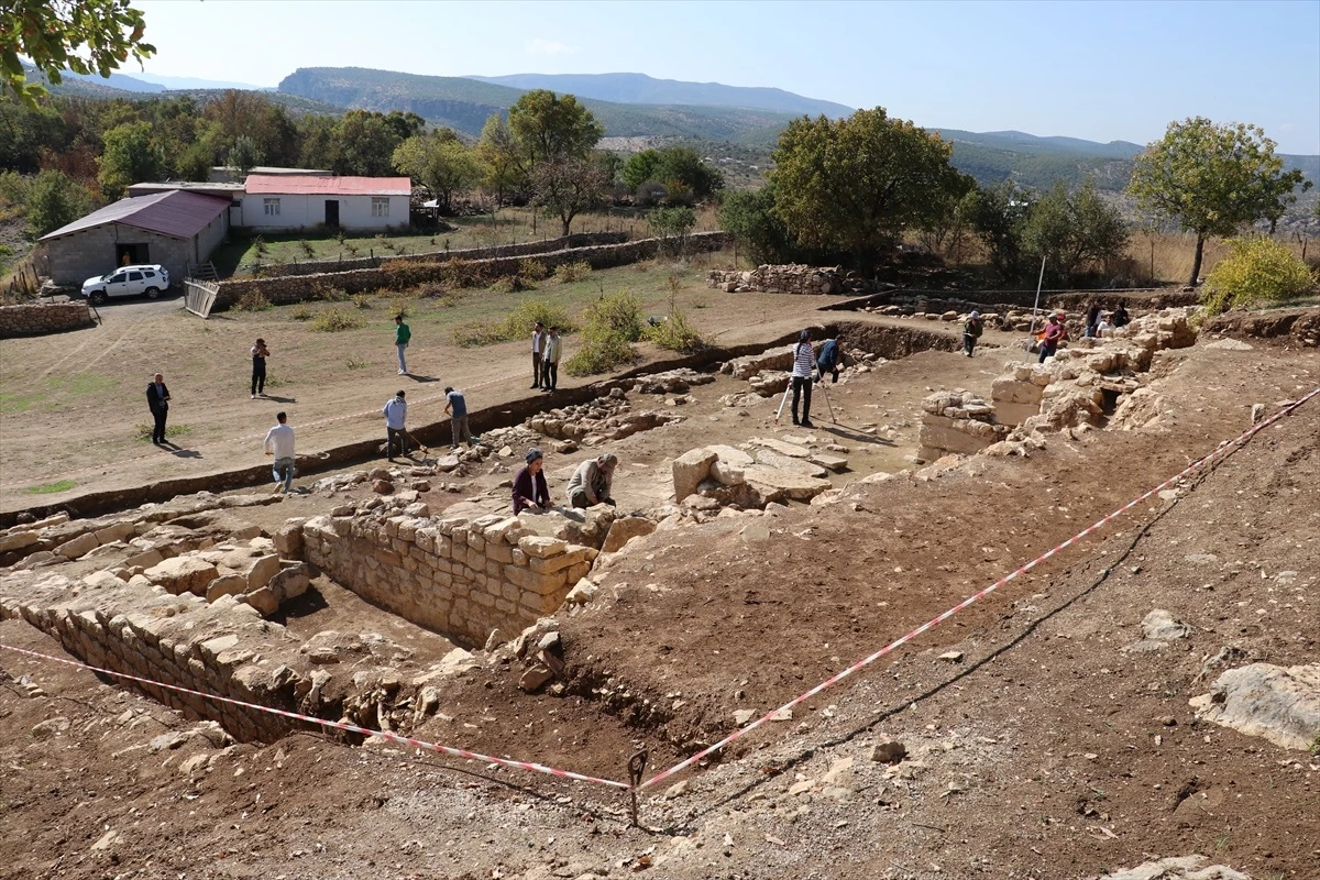 Diyarbakır\'da 1500 Yıllık Kilise Kalıntısında 46 Mezar Bulundu