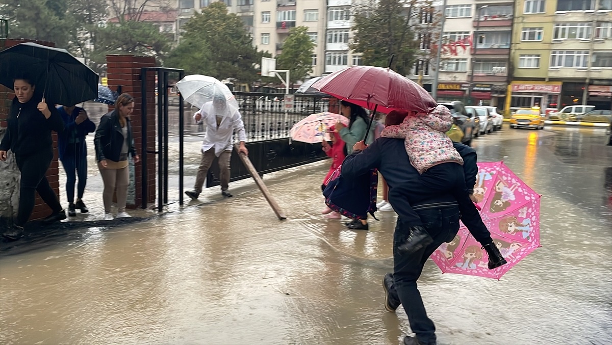 Edirne\'de kuvvetli sağanak, yaşamı olumsuz etkiliyor