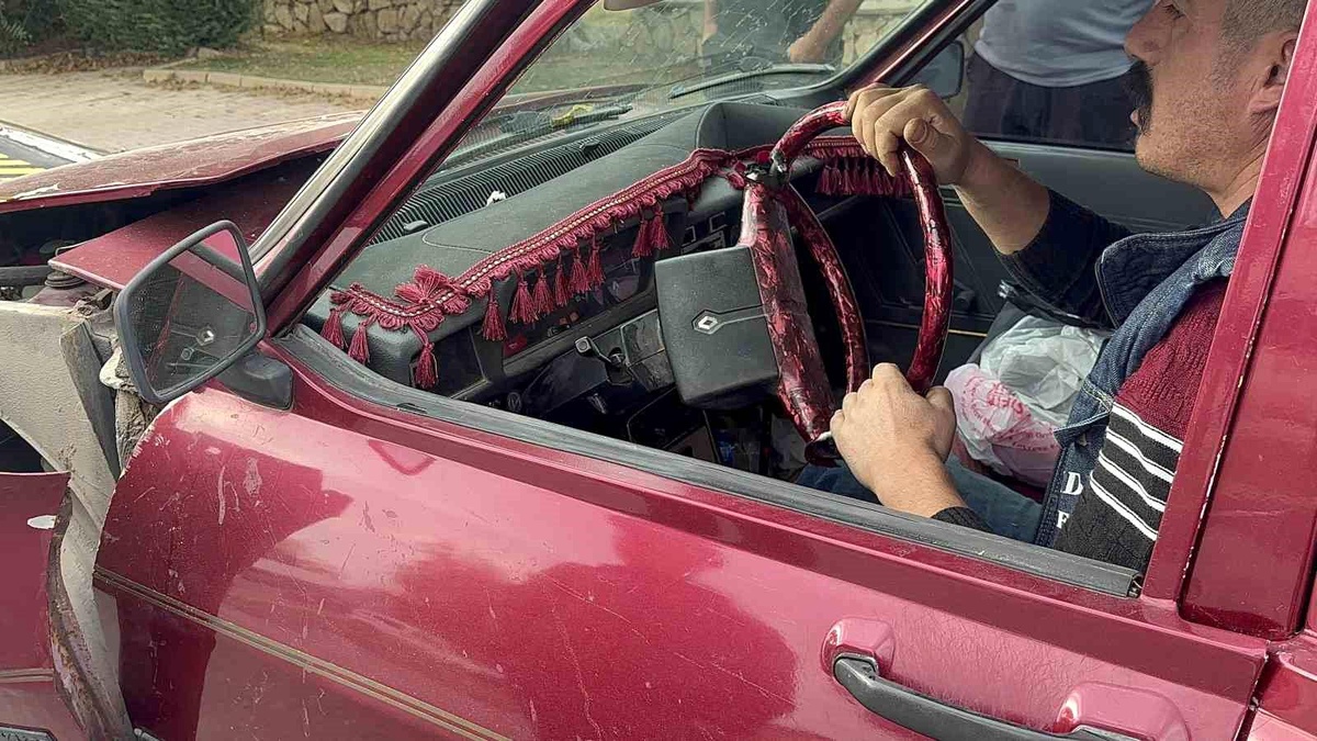 Elazığ\'da Kamyon ile Çarpışan Otomobilin Direksiyonu Kırıldı, 1 Kişi Yaralandı