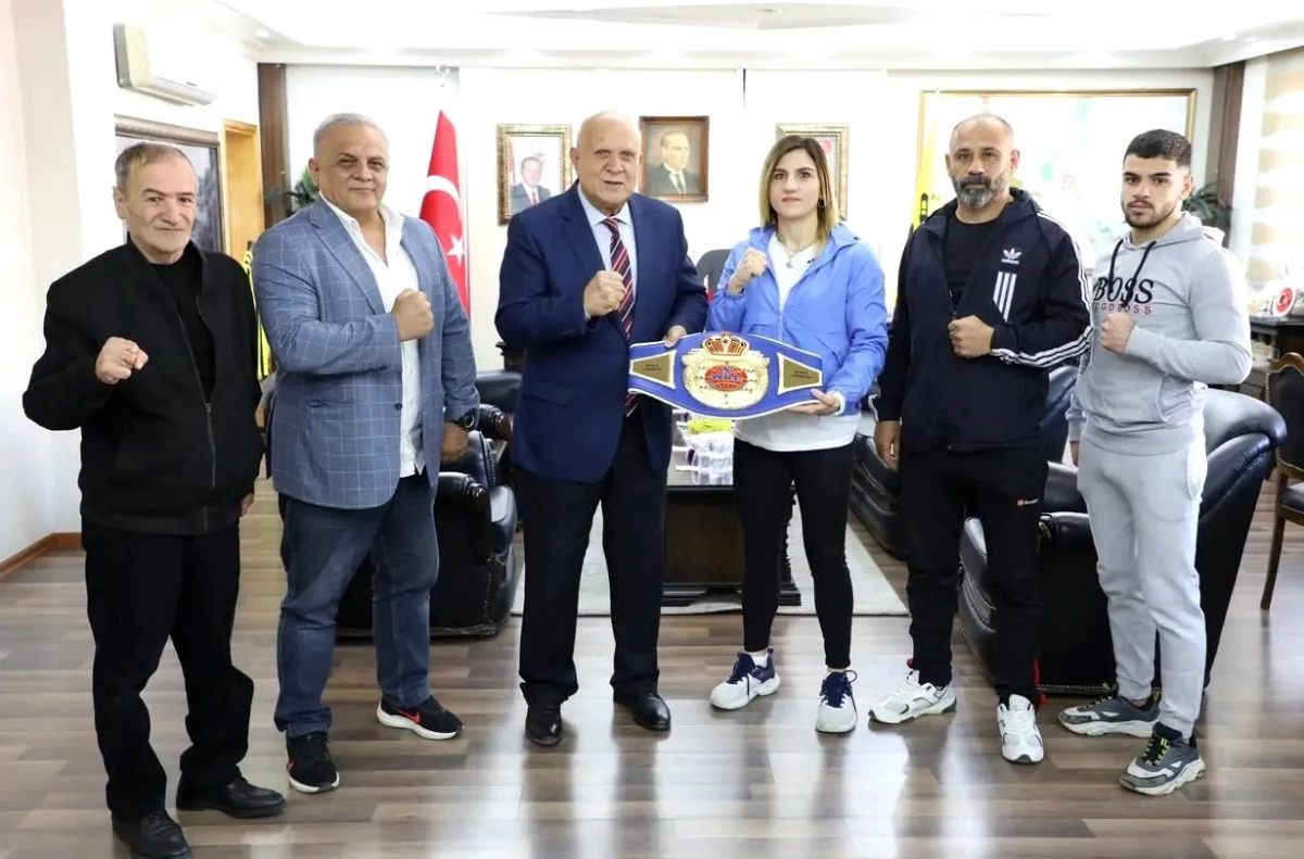 Bayburtlu Milli Sporcu Elif Nur Turhan, Belediye Başkanı Hükmü Pekmezci\'yi Ziyaret Etti