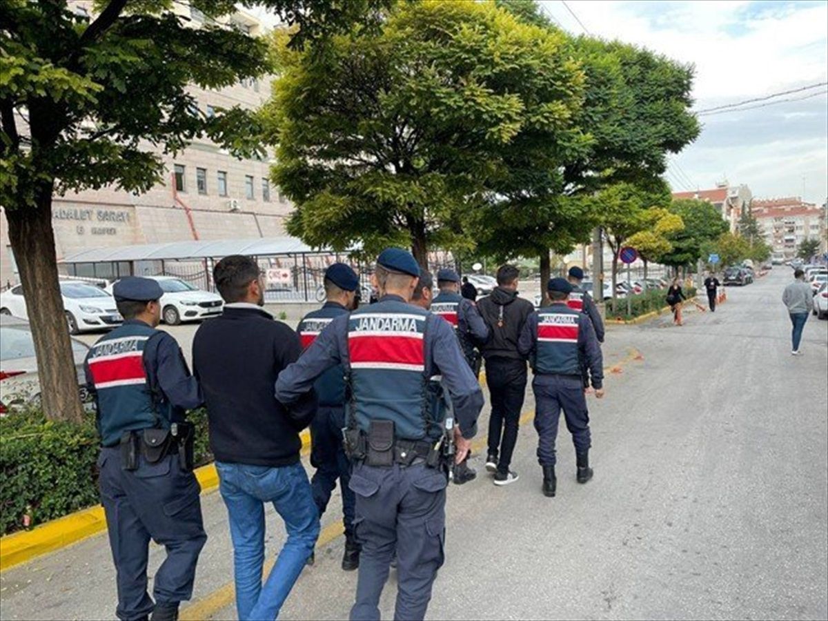 Eskişehir\'de düzenlenen tefecilik operasyonunda yakalanan 3 şüpheliden 2\'si tutuklandı