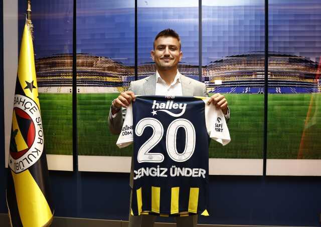 Fenerbahçe'nin yıldızı Cengiz Ünder, fenomen yeni aşkıyla ilk kez görüntülendi