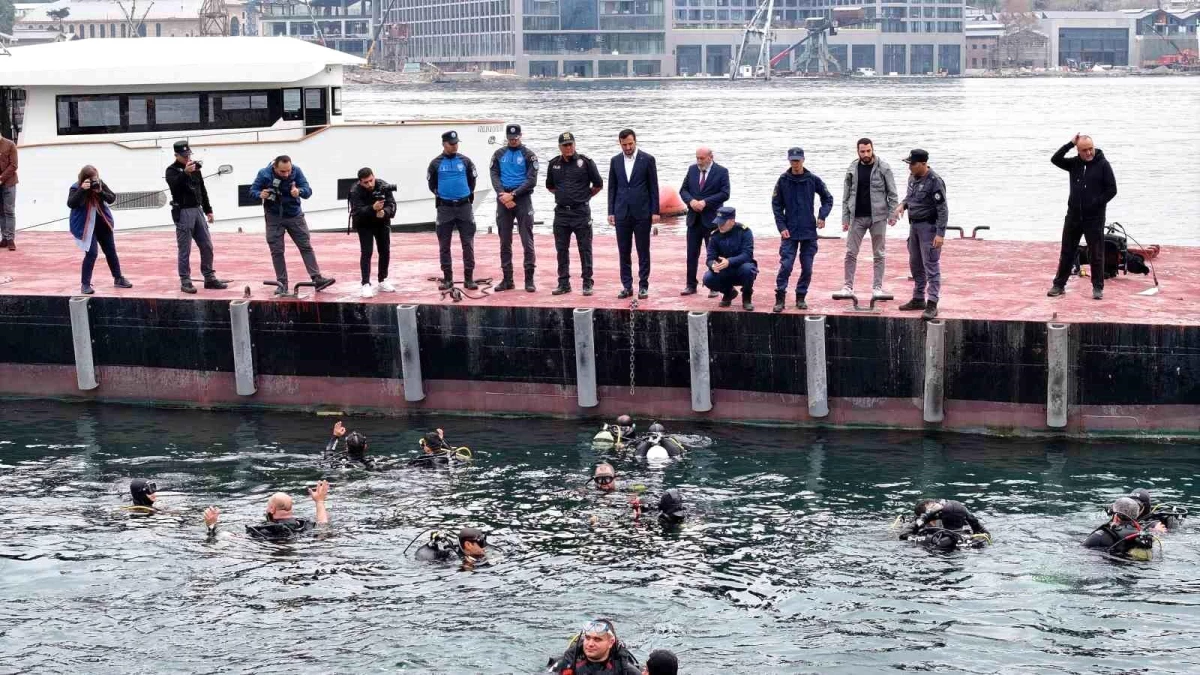Haliç\'te Cumhuriyetin 100. Yılı için su altı dalışı: 100 metrekarelik Türk bayrağı uzman dalgıçlar eşliğinde 5 metre derinliğe dalan engelli...