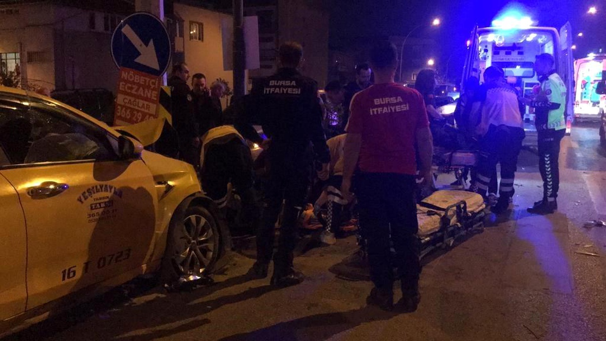 Bursa\'da Ticari Taksi ve Motosiklet Kaza Yaptı: 6 Yaralı