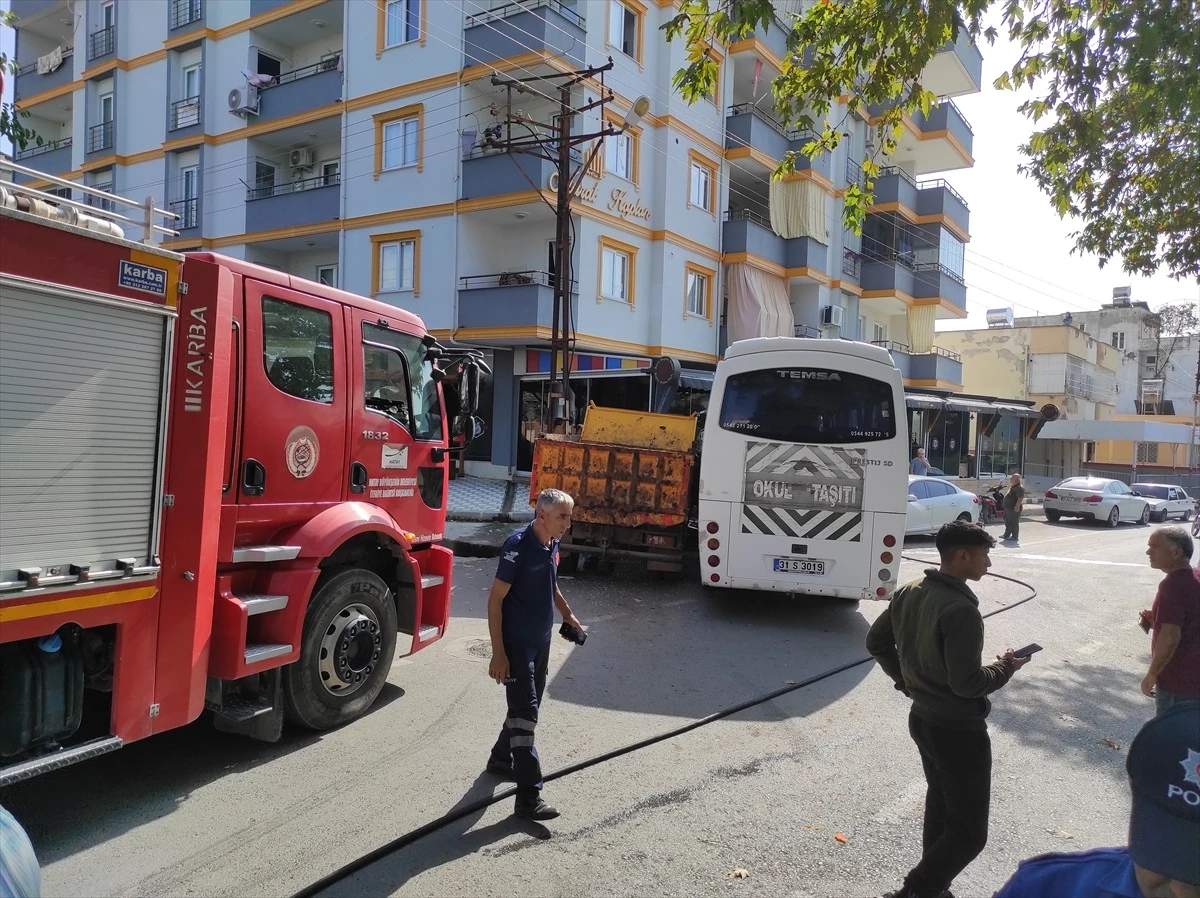 Erzin\'de öğrenci servisiyle kamyon çarpıştı, kamyon sürücüsü yaralandı