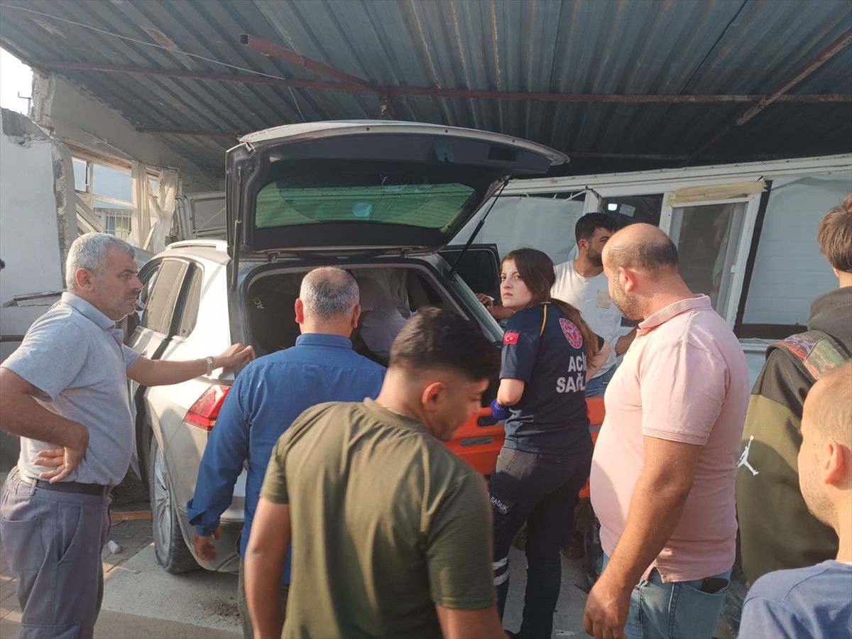 Samandağ\'da Konteynere Çarpan Otomobilin Sürücüsü Hastaneye Kaldırıldı