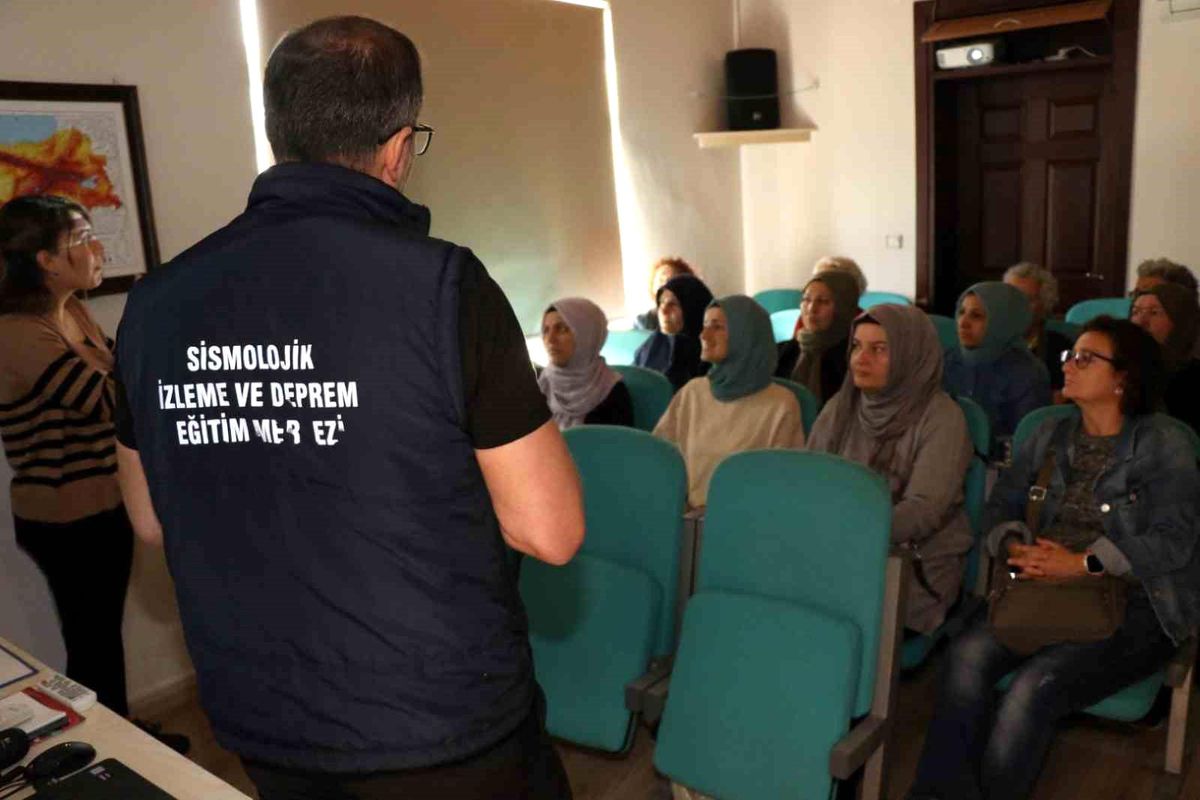 Kocaeli\'de İşitme Engellilere İşaret Dili İle Deprem Eğitimi Verildi