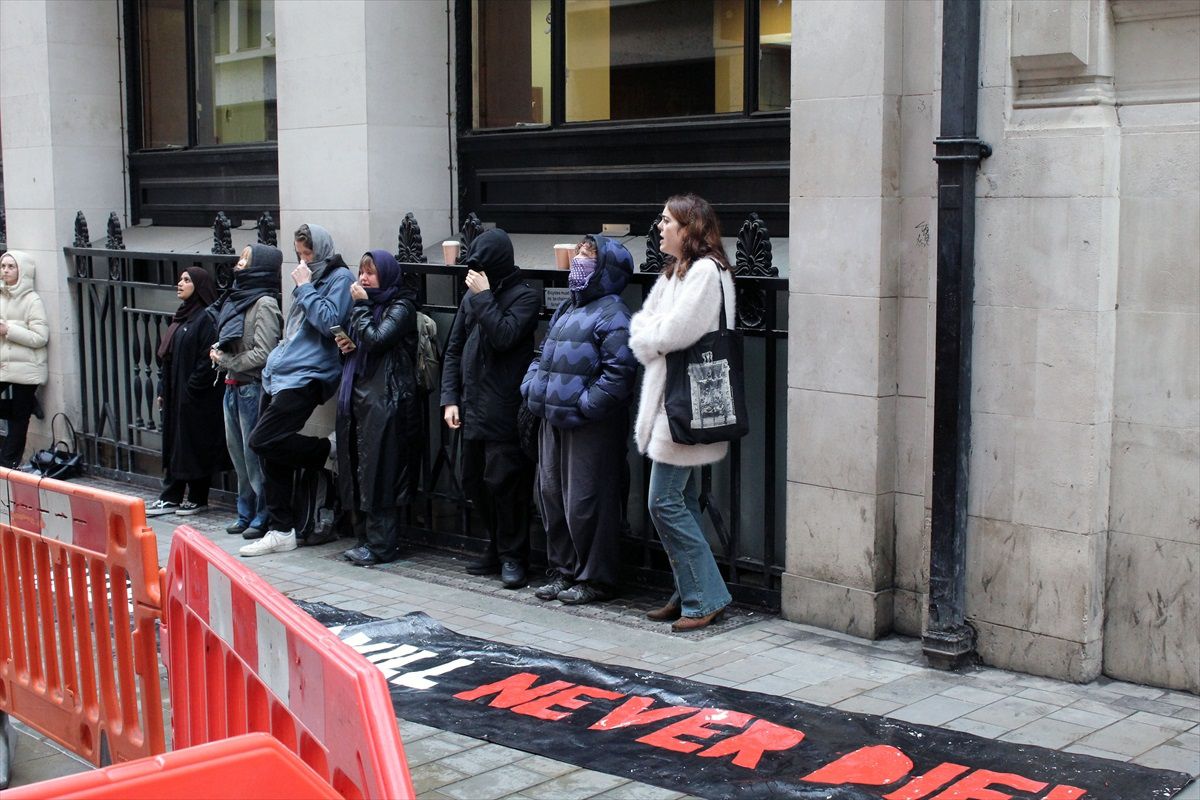 İngiltere\'de Filistin destekçileri Leonardo\'nun merkez binasını protesto etti