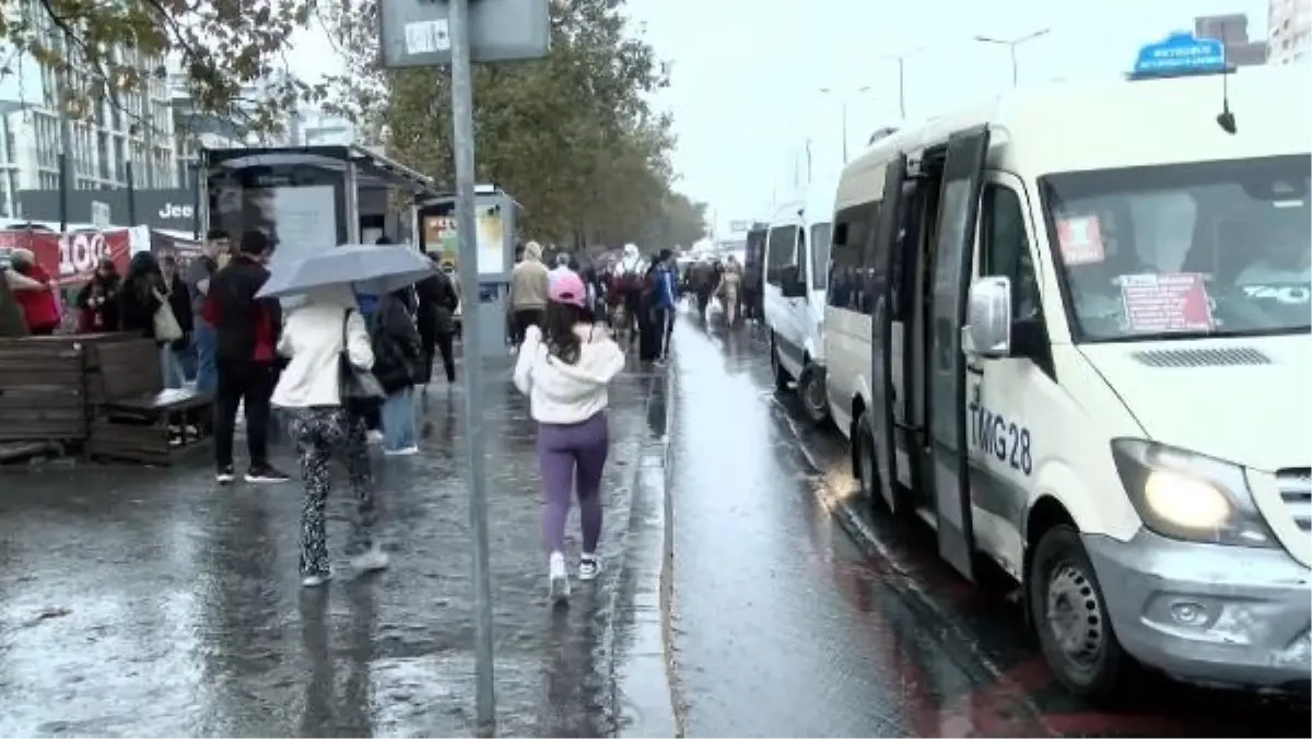 İstanbul\'da Yağmur Nedeniyle Trafik Yoğunluğu Yaşanıyor