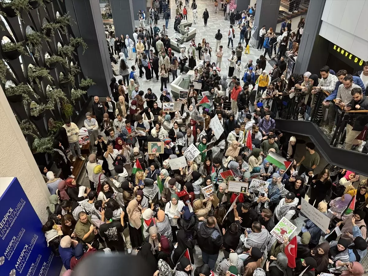 İstanbul Medipol Üniversitesi Öğrencileri İsrail\'in Gazze\'ye Saldırılarını Protesto Etti