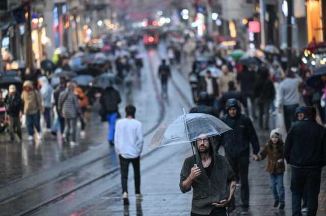 İstanbul'u sağanak vurdu, ev ve iş yerlerini su bastı