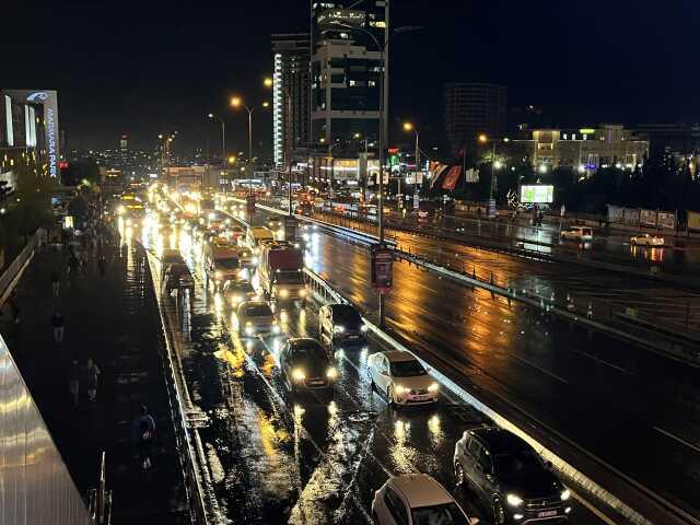 İstanbul'u sağanak vurdu, ev ve iş yerlerini su bastı