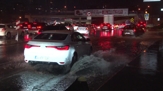 İstanbul'u sağanak vurdu, ev ve iş yerlerini su bastı