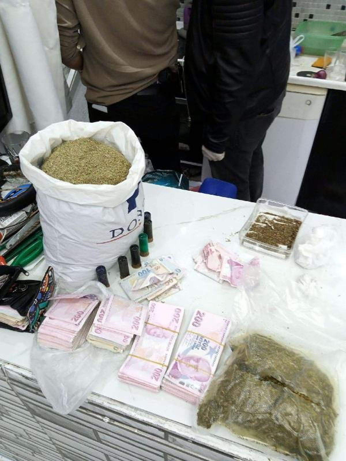 İzmir\'de 2 Kilogram Bonzai Ele Geçirildi, 3 Kişi Gözaltına Alındı