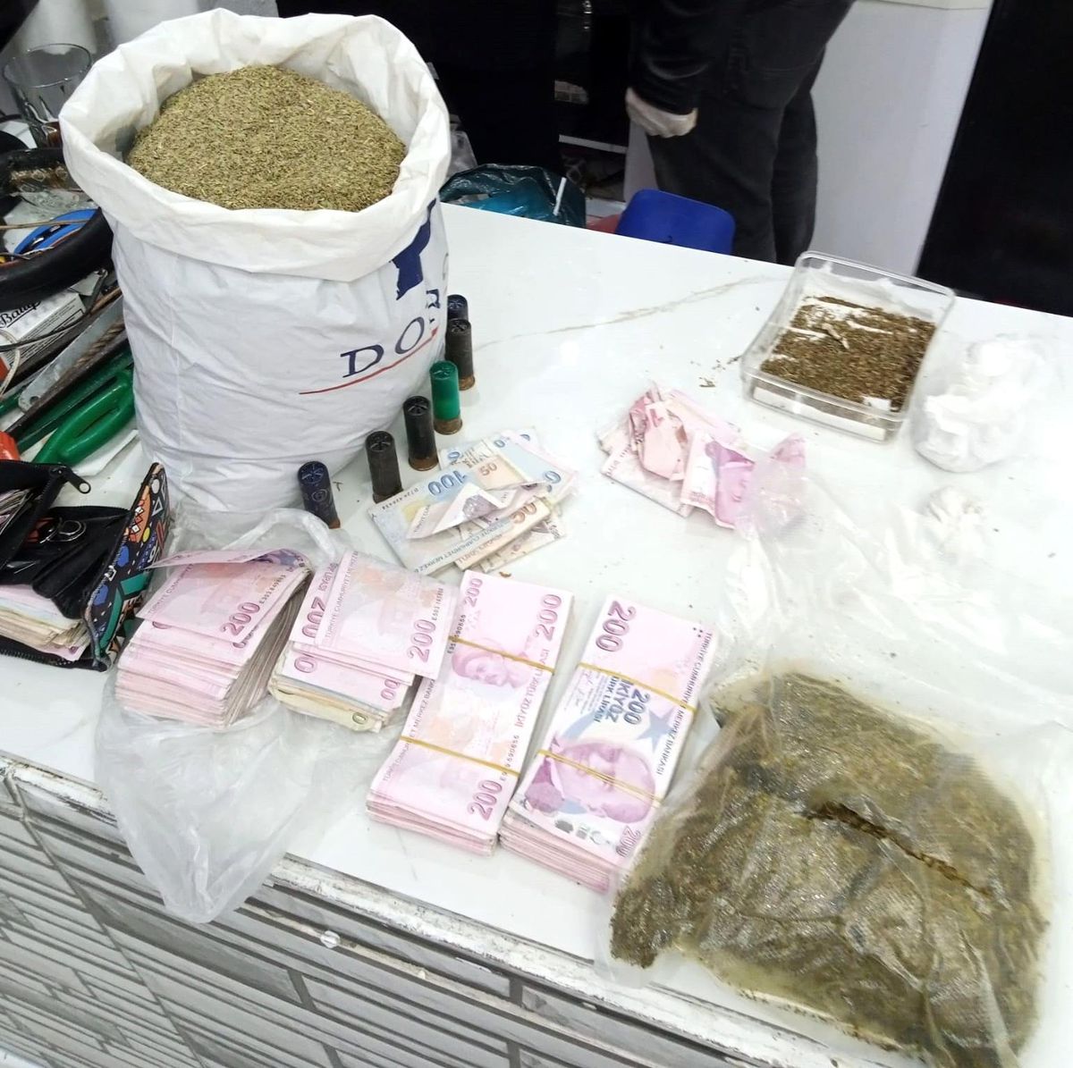 İzmir\'de 2 Kilo Bonzai ve 84 Bin TL Ele Geçirildi