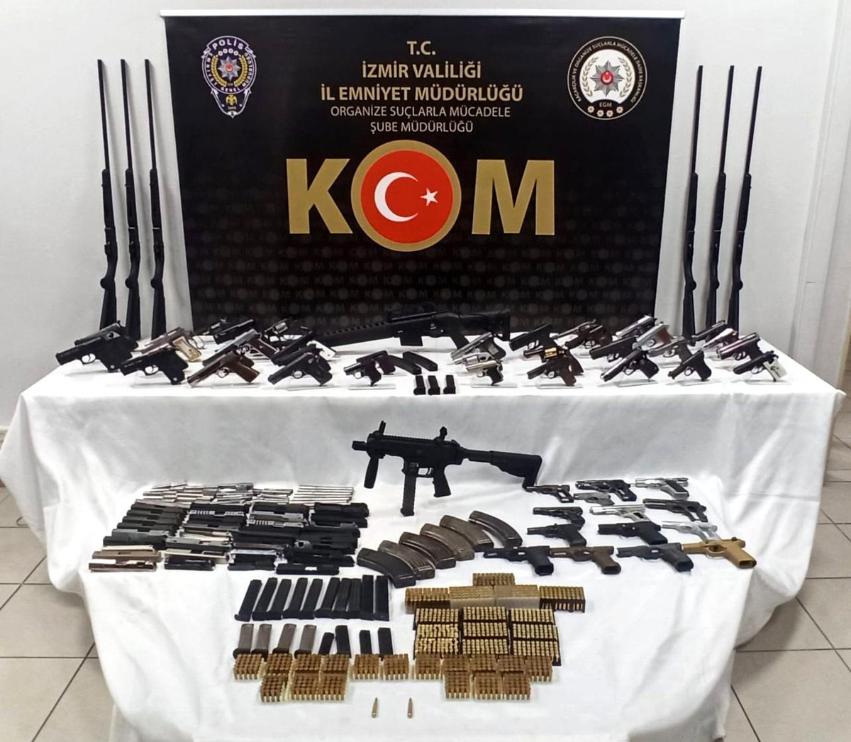 İzmir\'de Yasa Dışı Silah Ticareti Yapan Çete Çökertildi