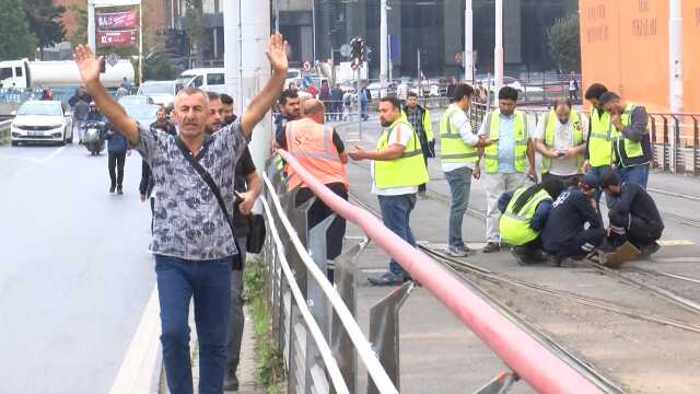 Kabataş-Bağcılar Tramvayı'nda arıza! Yolcular bir sonraki istasyona kadar raylarda yürüdü Kabataş-Bağcılar Tramvayı'nda arıza! Yolcular bir sonraki istasyona kadar raylarda yürüdü