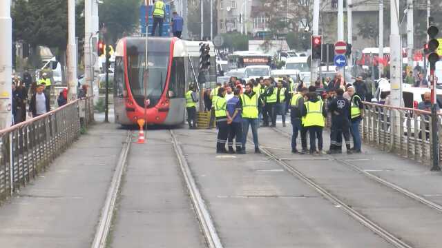Kabataş-Bağcılar Tramvayı'nda arıza! Yolcular bir sonraki istasyona kadar raylarda yürüdü Kabataş-Bağcılar Tramvayı'nda arıza! Yolcular bir sonraki istasyona kadar raylarda yürüdü