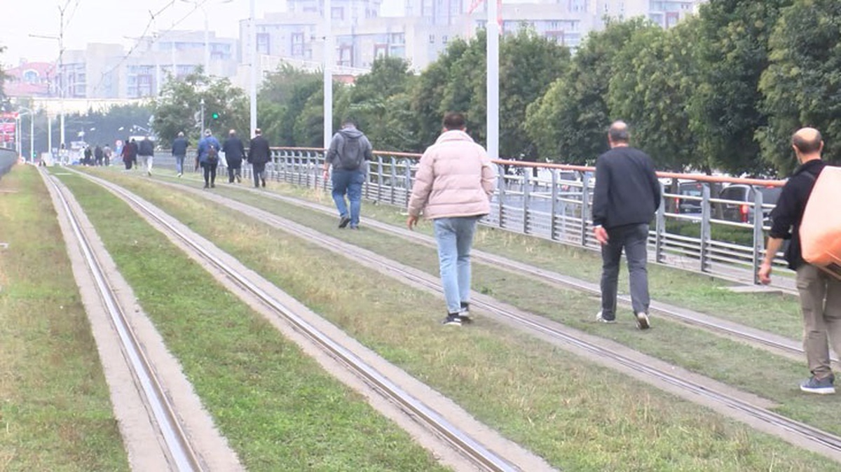 Kabataş-Bağcılar Tramvayı Güngören İstasyonu\'nda arızalandı! Yolcular bir sonraki istasyona raylarda yürüyerek gitti