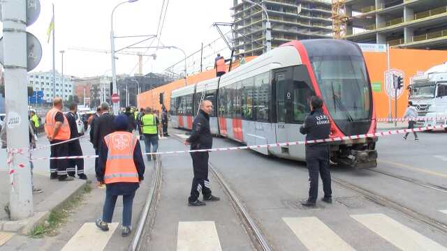 Kabataş-Bağcılar Tramvayı'nda arıza! Yolcular bir sonraki istasyona kadar raylarda yürüdü Kabataş-Bağcılar Tramvayı'nda arıza! Yolcular bir sonraki istasyona kadar raylarda yürüdü