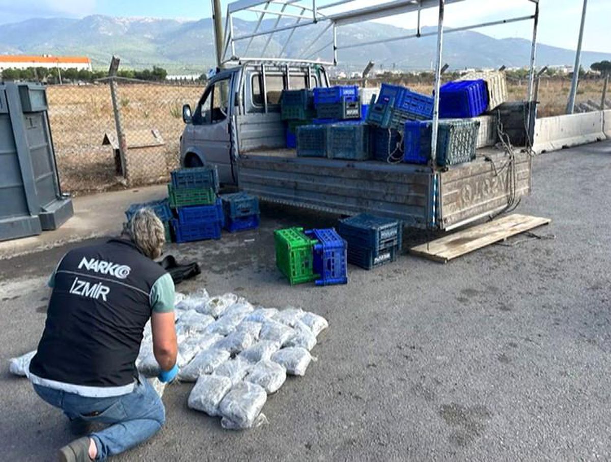 İzmir\'de Kamyonetin Kasasında 21 Kilo Skunk Esrar Ele Geçirildi
