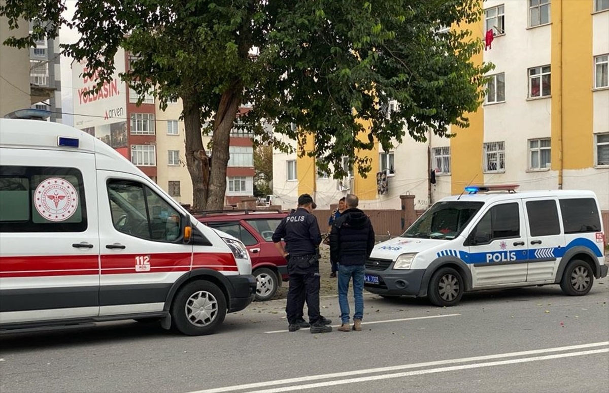 Kardeşini bıçaklayan şahıs hastaneye kaldırıldı