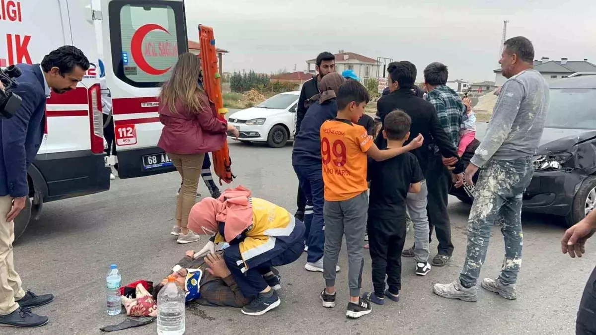 Aksaray\'da Otomobil ile Motosiklet Çarpışması: Ehliyetsiz Sürücü ve Arkadaşı Ağır Yaralandı