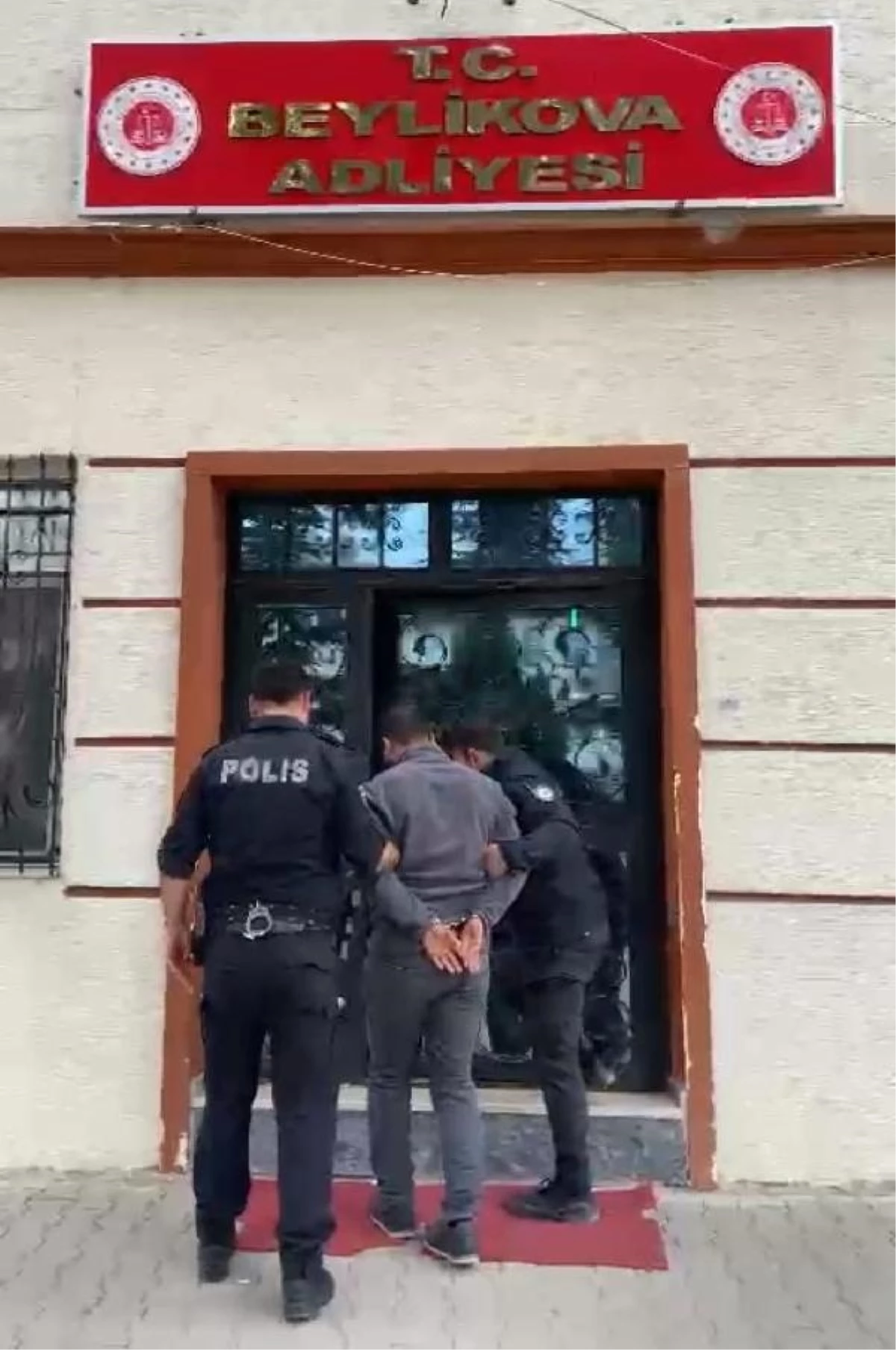 Eskişehir\'de Polis Rolüyle Dolandırıcılık Yapan Şüpheli Tutuklandı