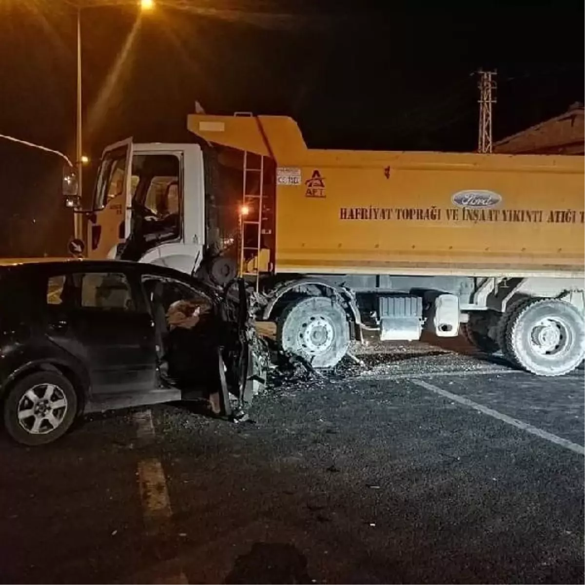 Kırşehir'de Hafriyat Kamyonuyla Otomobil Çarpıştı: 3 Yaralı