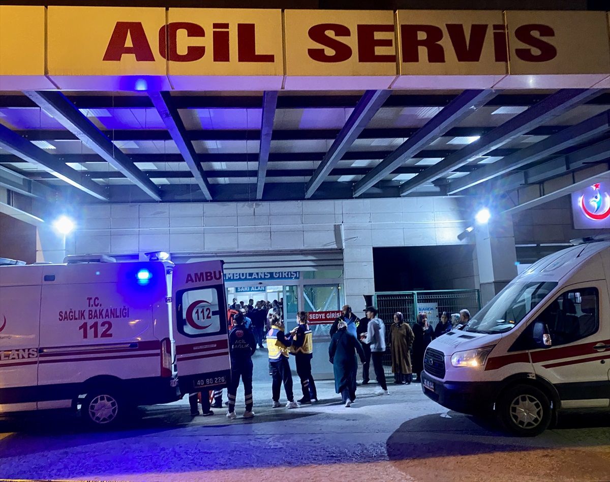 Kırşehir\'de Otomobil-Kamyon Çarpışması: 2 Kişi Ağır Yaralandı