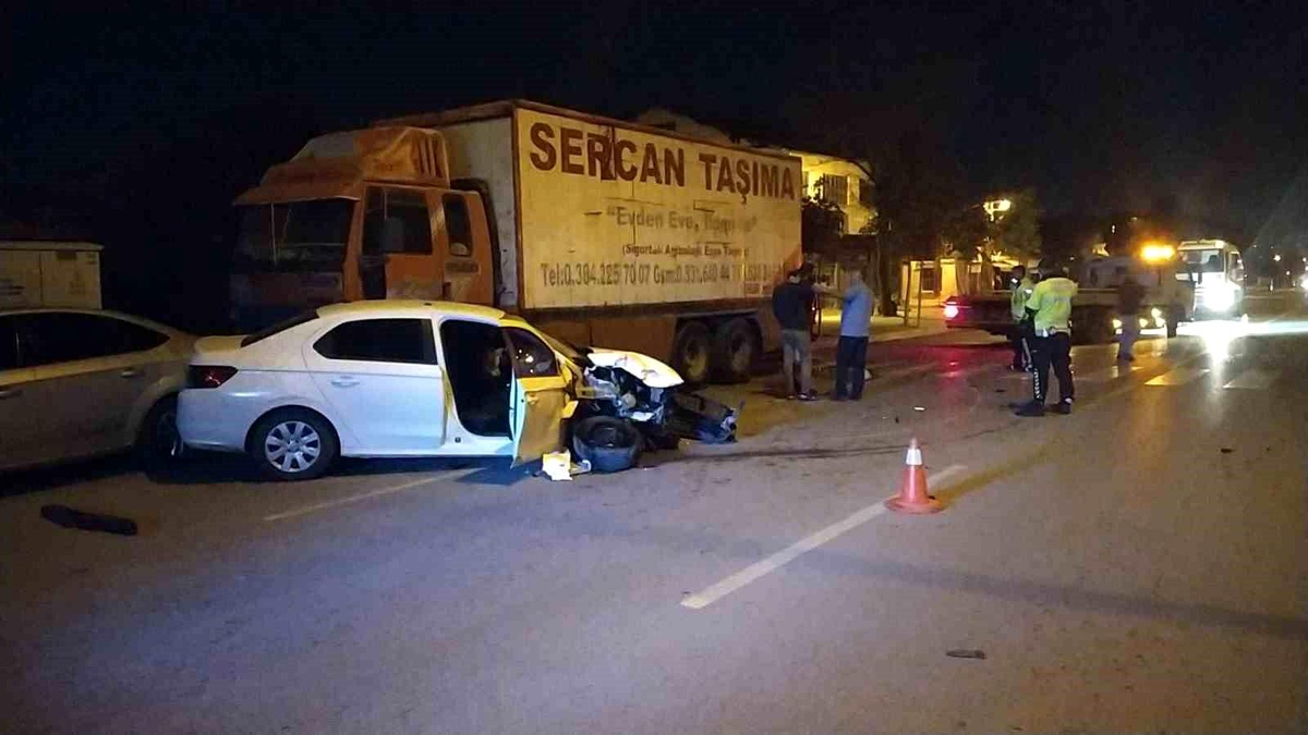 Çorum\'da Otomobil Kazası: Sürücü Yaralandı
