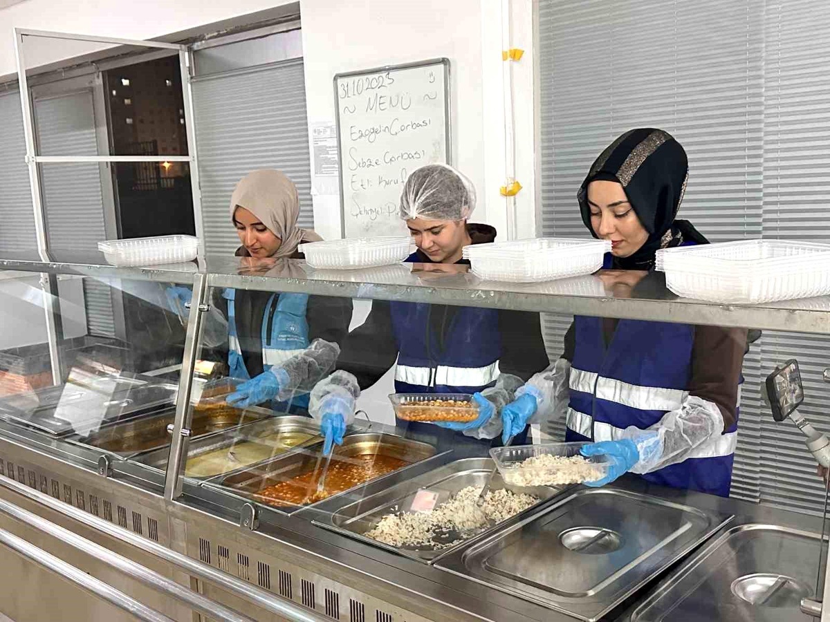 Kayseri\'de Gençlik ve Spor Bakanlığı yurtlarında kalan fazla yemekler ihtiyaç sahibi ailelere götürülüyor