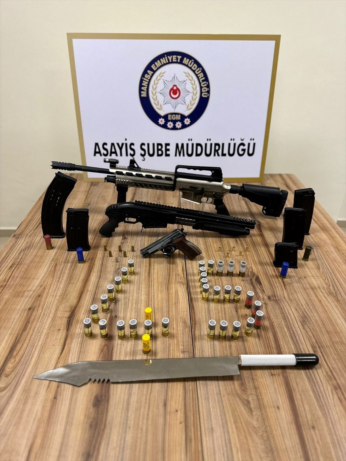 Manisa\'da Sosyal Medya Üzerinden Silah Paylaşımı Yapan 14 Şüpheli Yakalandı