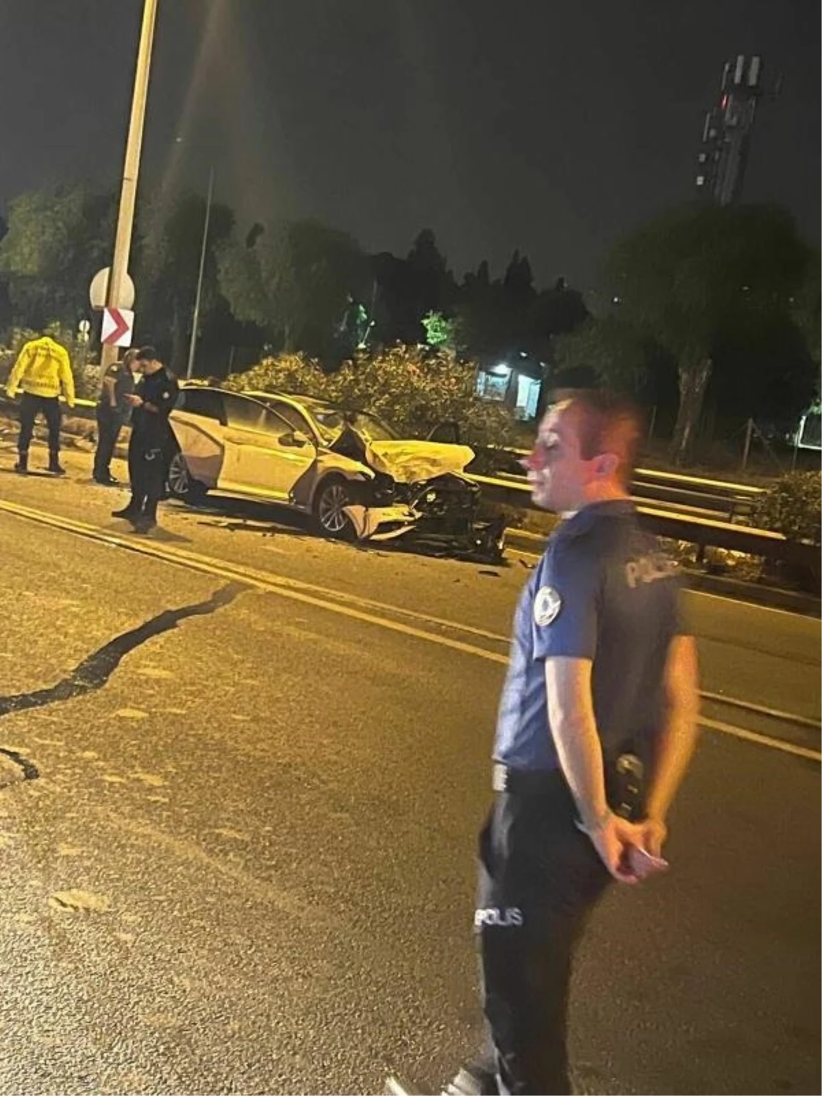 İzmir\'de Ters Yöne Giren Motosikletle Otomobil Çarpıştı: 2 Ölü, 1 Yaralı
