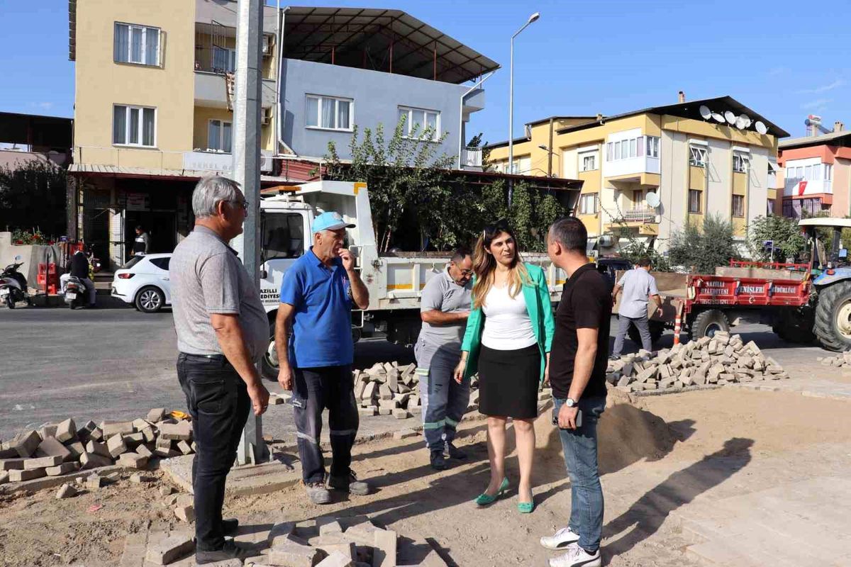 Nazilli Belediye Başkan Vekili Esin Ülkü Beyazıt, İstiklal Mahallesi\'nde yol yenileme çalışmalarını inceledi