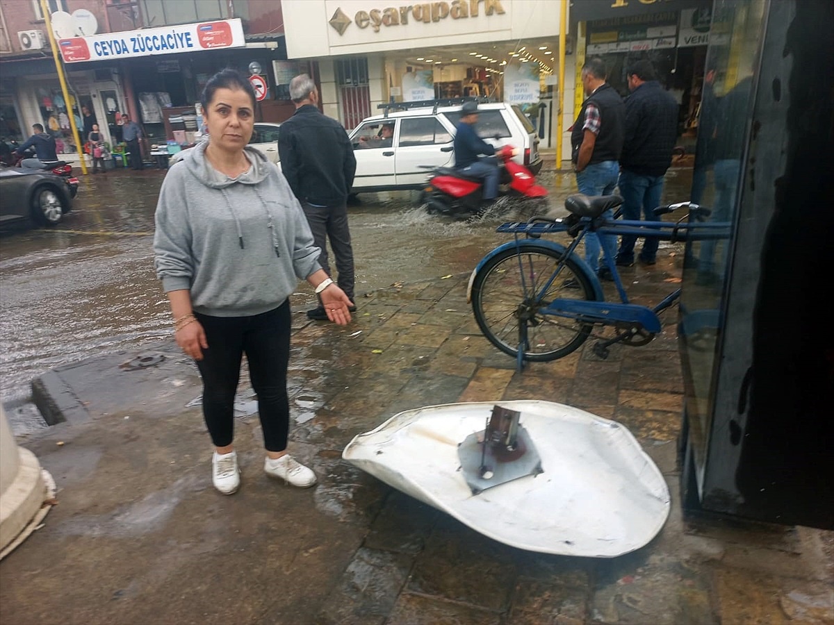 Ödemiş\'te Sağanak ve Fırtına Hayatı Olumsuz Etkiledi