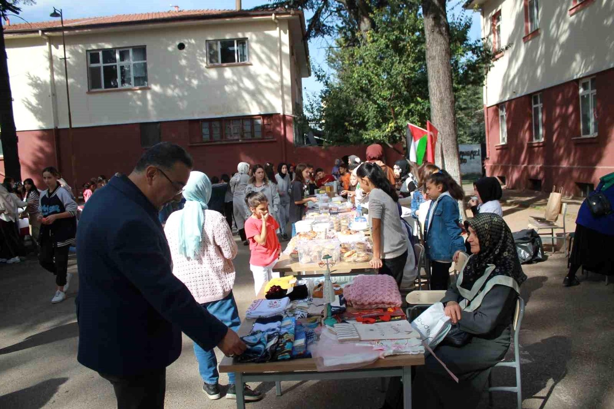 Eskişehir\'de Ortaokulda Gazze\'ye Yardım İçin Hayır Çarşısı Düzenlendi