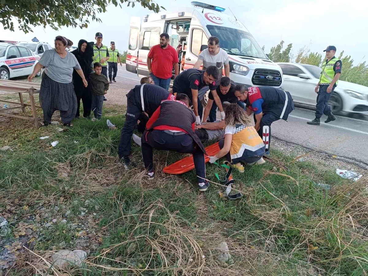 Kadirli\'de Kontrolden Çıkan Otomobil Ağaca Çarptı: 3 Yaralı