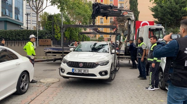 Polat çiftine yapılan operasyonun ardından araçlar sergilenmek üzere İstanbul Emniyet Müdürlüğü'ne götürülüyor