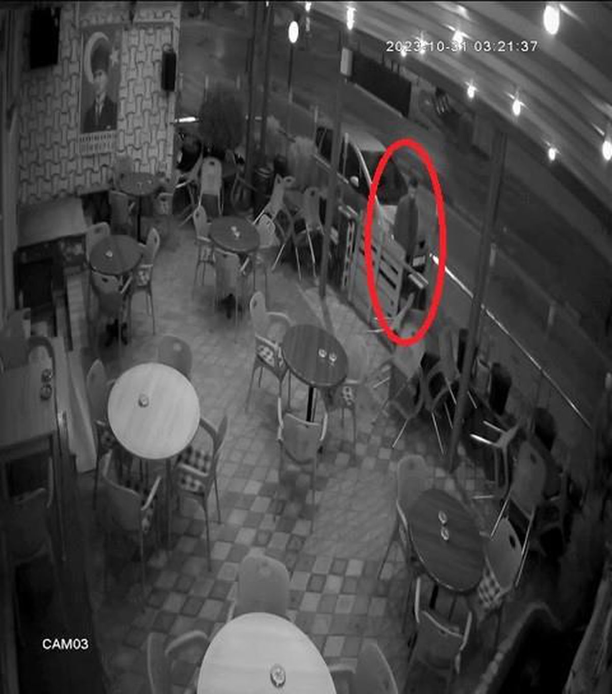 Bursa\'da İş Yerinde Sandalye Hırsızlığı Güvenlik Kameralarına Yansıdı