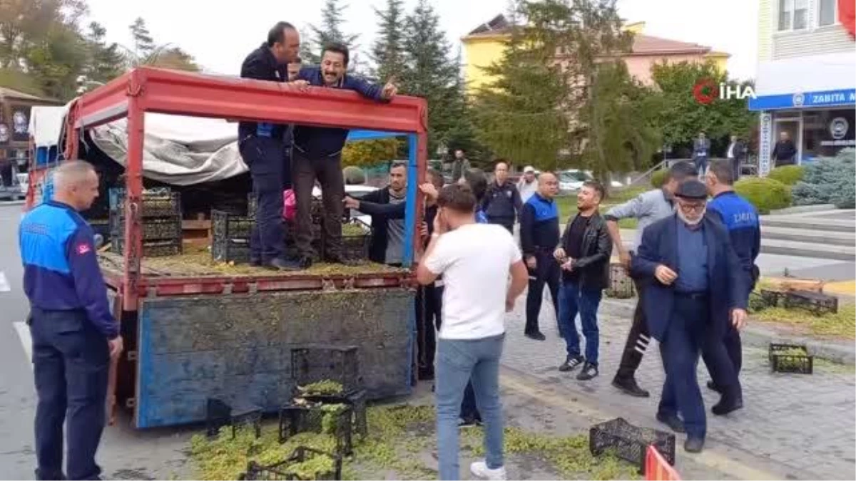 Satıcı, üzüm kasalarını belediyenin önüne attı
