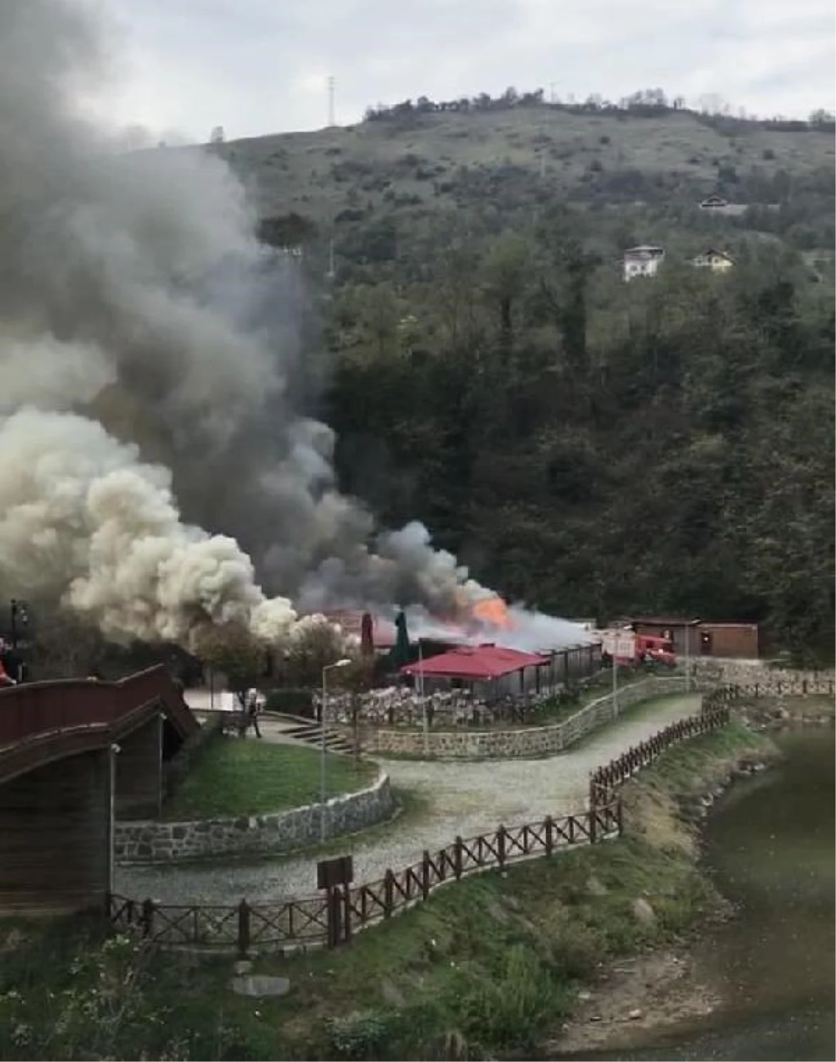 Trabzon\'da Büyükşehir Belediyesi\'ne ait sosyal tesis yangında kullanılamaz hale geldi